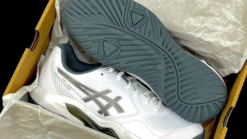 Đế cao su Asics Gel Dedicate 9 với rãnh đa hướng tăng độ bám trên sân pickleball indoor outdoor