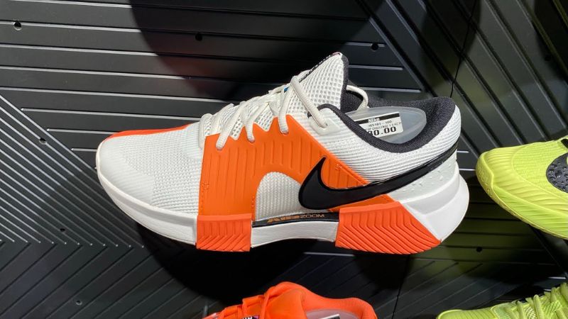 Trọng lượng Nike Zoom GP Challenge 1.5 nhỉnh hơn nhưng mang lại cảm giác chắc chân và ổn định khi tiếp đất