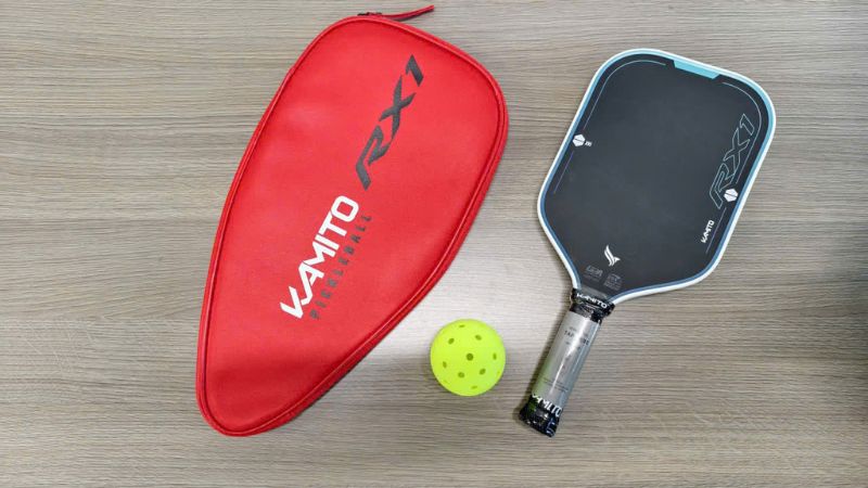 Bề mặt Carbon Toray nhám cao giúp tăng ma sát, hỗ trợ người chơi thực hiện các pha đánh xoáy hiệu quả.