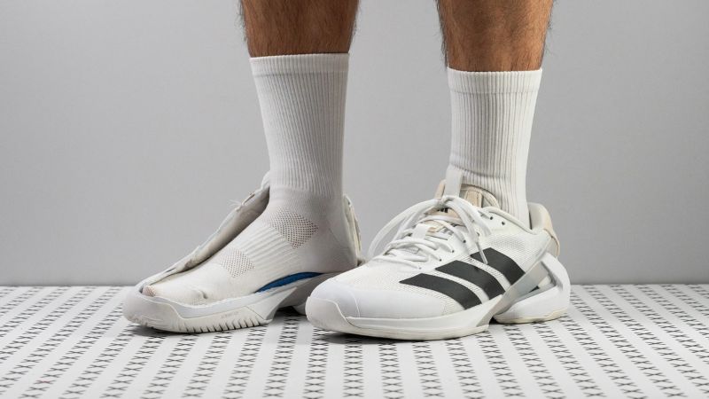adidas Ubersonic 5 nổi bật với trọng lượng nhẹ, linh hoạt và khả năng tăng tốc trên sân