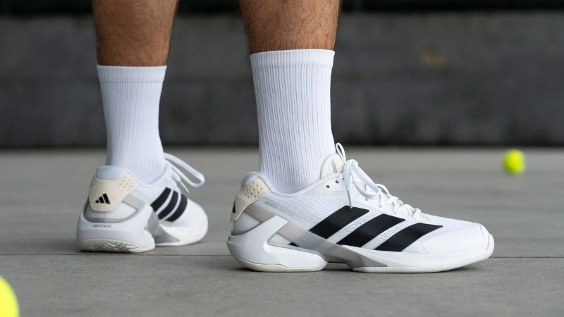 adidas Ubersonic 5 phù hợp người chơi pickleball ưu tiên tốc độ, linh hoạt và cảm giác sân