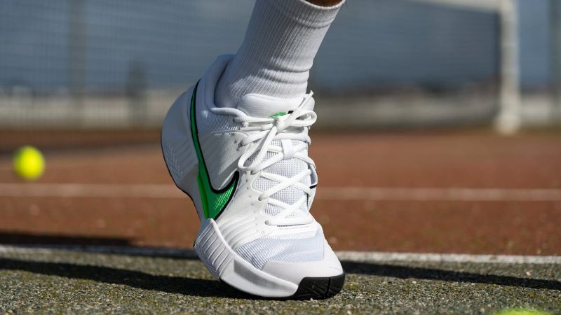 So sánh Nike Zoom GP Challenge và Pro về giá bán và giá trị đầu tư thực tế