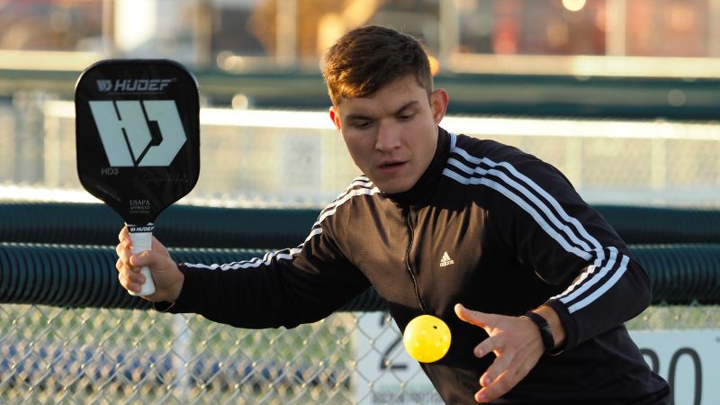 So sánh vợt pickleball cán dài và cán ngắn qua thiết kế tay cầm và trọng tâm