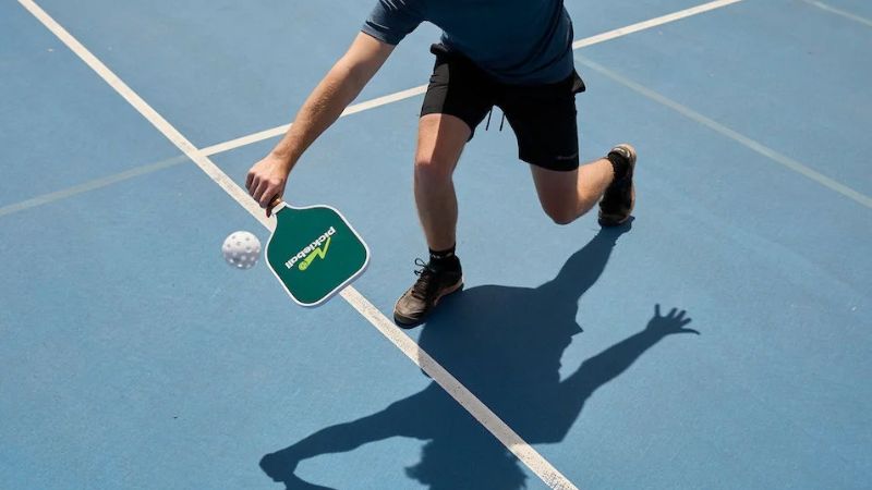 So sánh vợt pickleball cán dài và cán ngắn theo kích thước bàn tay người chơi