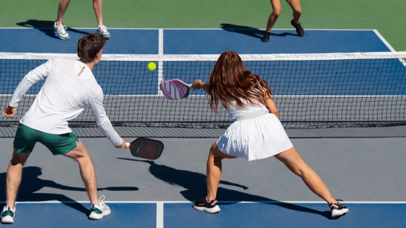So sánh vợt pickleball cán dài và cán ngắn giúp người mới chọn thiết kế dễ làm quen
