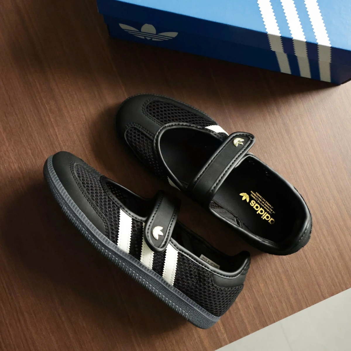 Giày Adidas Samba Jane 'Core Black Off White Gold Metallic' LA6830 Giày Adidas Samba Jane 'Core Black Off White Gold Metallic' LA6830