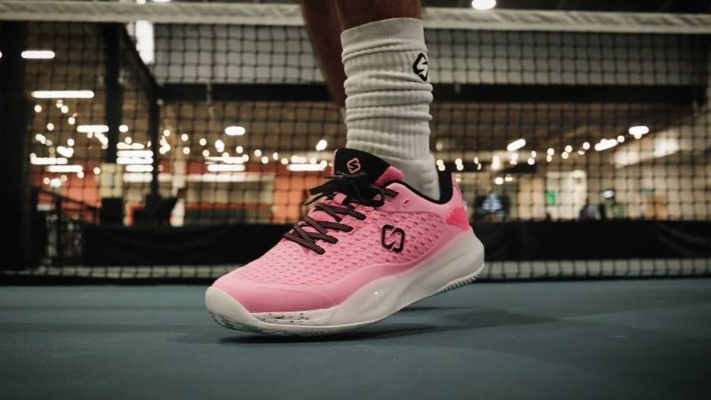 G1 Court Shoe tích hợp phần cổ giày gia cố, hỗ trợ ổn định bàn chân khi đổi hướng