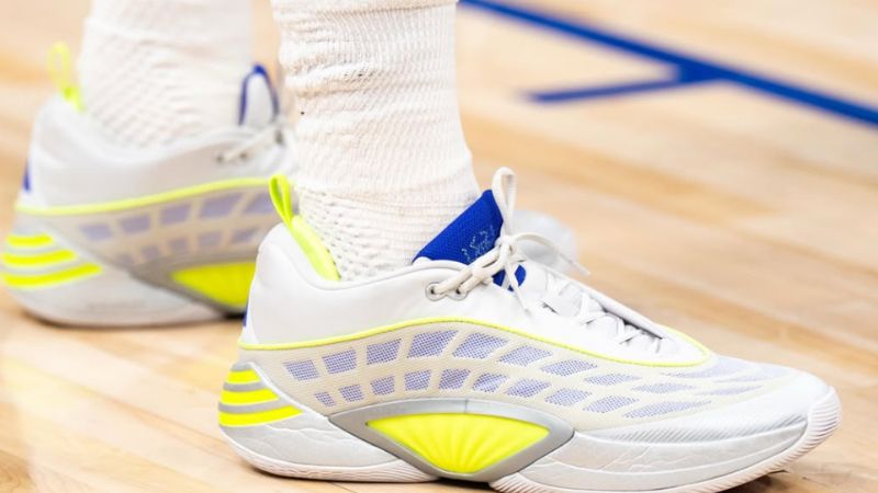 Review adidas DON Issue 8 dành cho cầu thủ ưu tiên độ bám, đệm êm và khả năng di chuyển linh hoạt