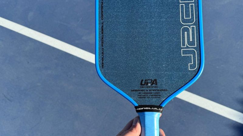 Honolulu J2CR full-foam hỗ trợ tạo hình bóng và xử lý nhanh tại lưới