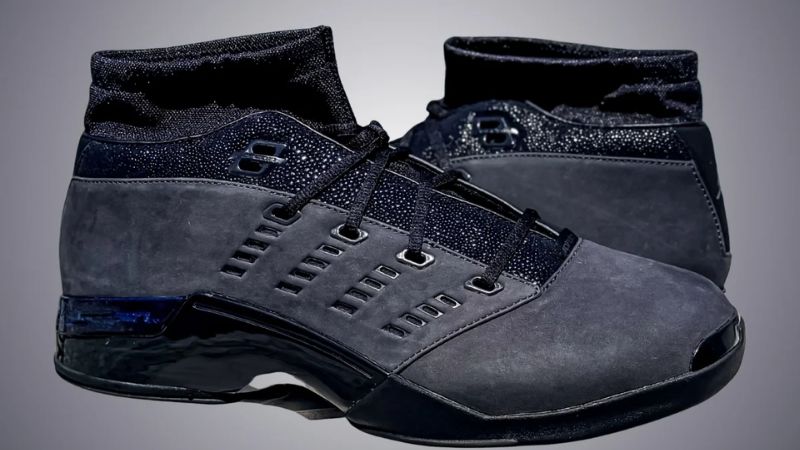 Air Jordan 17 Low Black Pack kết hợp nubuck đen cùng chi tiết mô phỏng da cá đuối