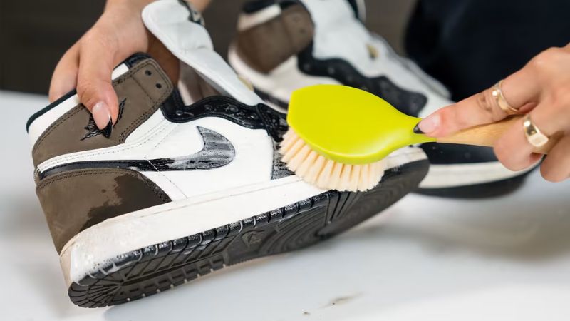 Vệ sinh giày bóng rổ sau mỗi buổi tập giúp đế, upper và đường may luôn sạch sẽ