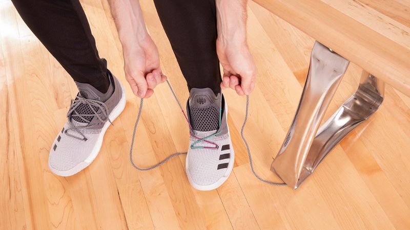 Điều chỉnh dây giày bóng rổ giúp cố định gót chân và giảm áp lực lên mu bàn chân