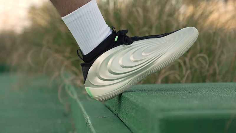Cổ giày sock-like ôm sát cổ chân, tăng cảm giác chắc chắn khi vận động