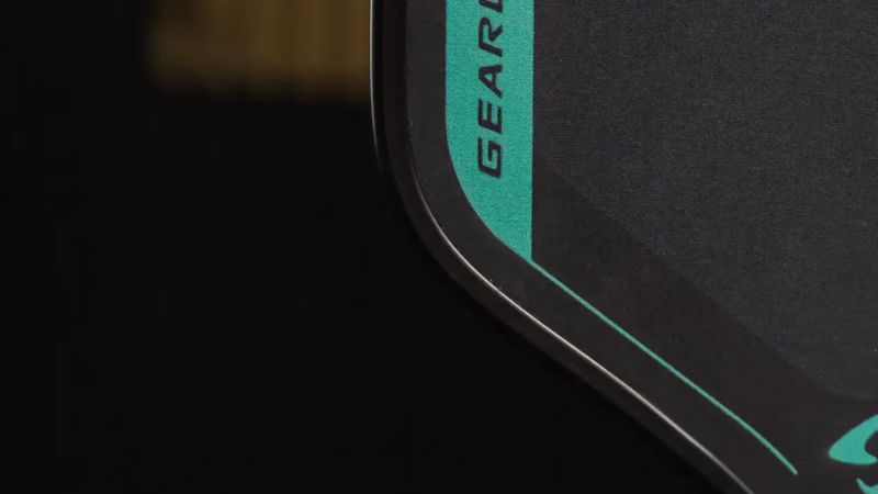 Thời gian lưu bóng 2,46 ms mang đến cảm giác phản hồi trực tiếp trong các pha counter và speed-up