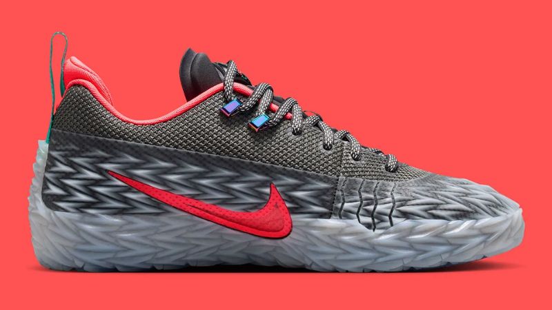 Review Nike ST Charge với upper dệt, sợi TPU và cấu trúc hỗ trợ ôm chân