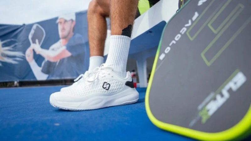 Cấu trúc đế rộng giúp tăng độ ổn định khi di chuyển ngang trên sân