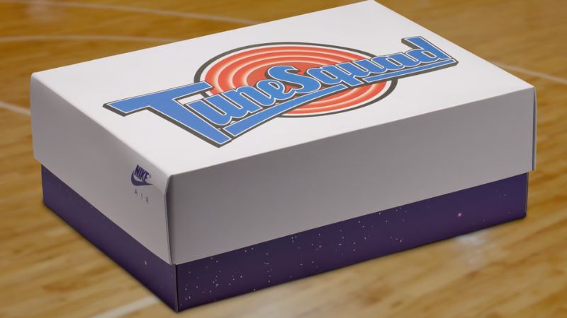 Hộp Jordan 9 Space Jam 2026 nổi bật với logo Tune Squad và dấu mốc 30 năm bộ phim