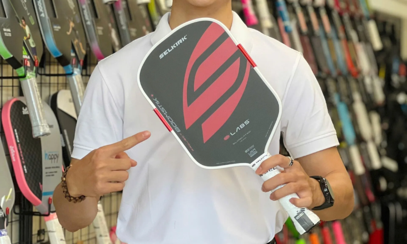 Selkirk Labs Project Boomstik sử dụng core foam và Infinigrit, phù hợp người chơi ưu tiên sức mạnh tấn công