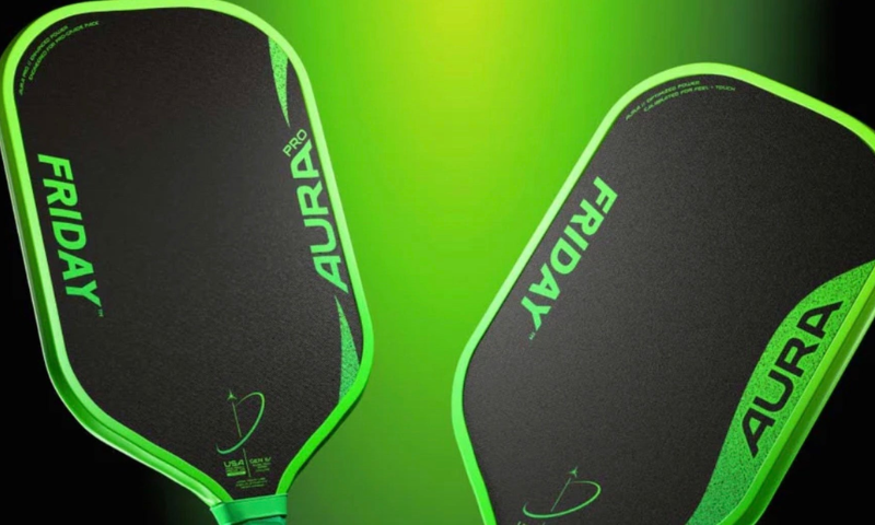 Friday Aura Pro kết hợp độ pop, sức mạnh và cảm giác mềm mại cho những pha xử lý bóng tinh tế